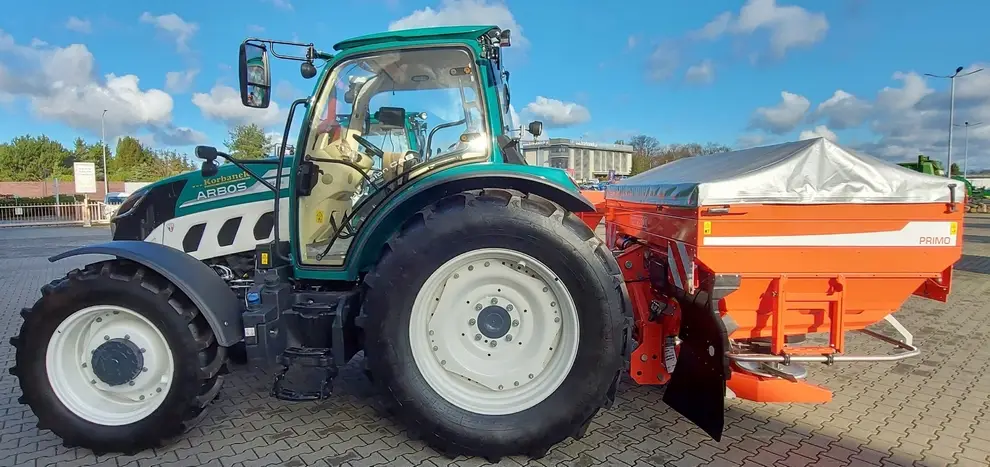 Ciągnik rolniczy Arbos serii 5000 z rozsiewaczem nawozów Gaspardo PRIMO