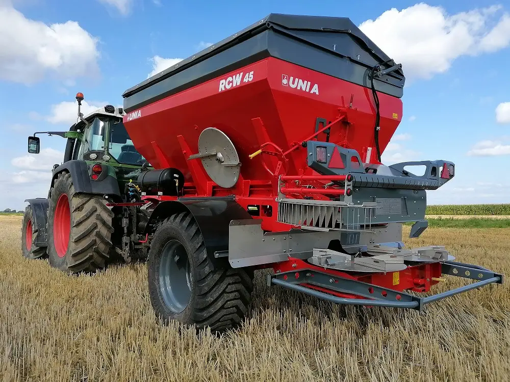 Rozsiewacz przyczepiany UNIA RCW o pojemności skrzyni zasypowej 4500 litrów