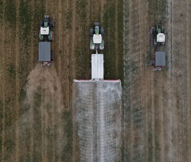 Różne rozsiewacze przyczepiane do wapna